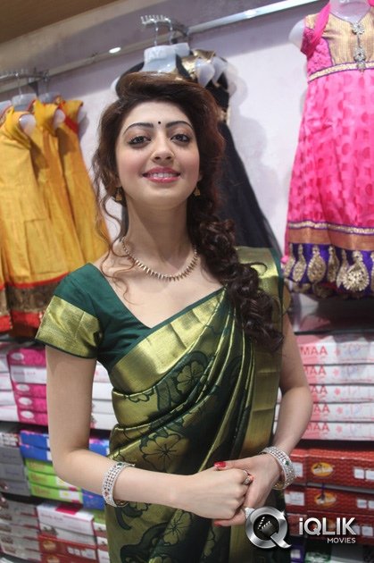 Pranitha-Launches-RS-Brothers-Showroom